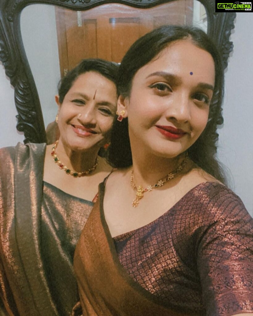 Surabhi Santosh Instagram - The best is yet to come❤ There is so much joy, love and peace that you are yet to experience. Let today’s sorrows be washed away and allow the love and light to surround you ✨🪔 Happy Diwali to my extended family🥰✨ #Diwali #Diwali2023 #Diwalicelebrations #loveandlight