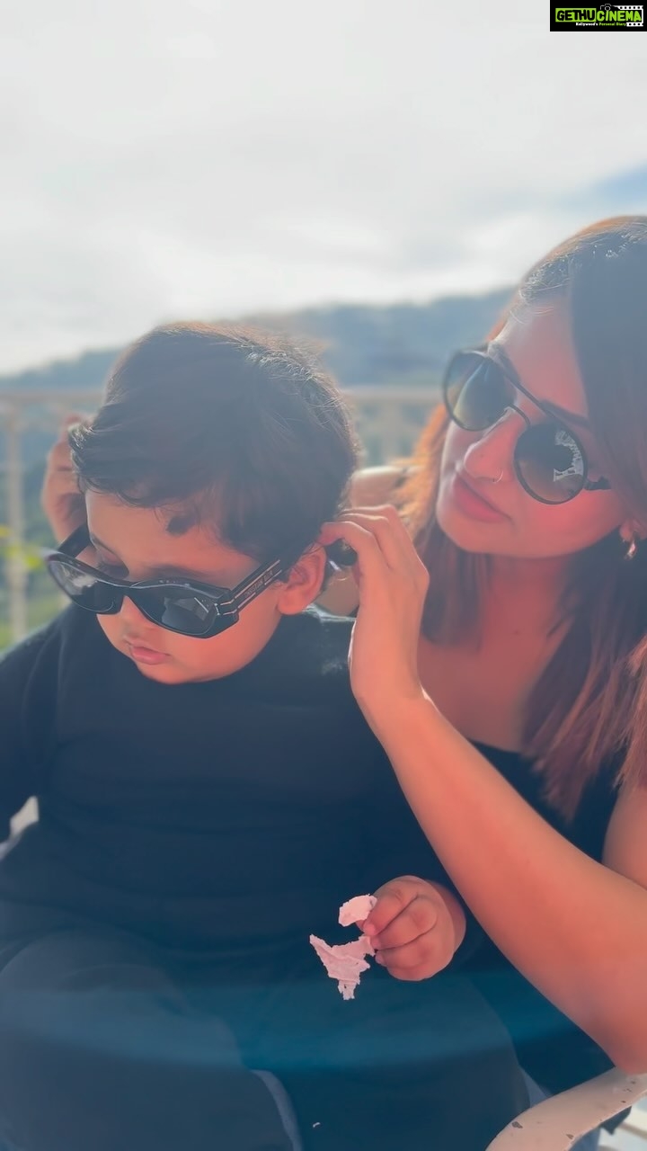 Surilie Gautam Instagram - That’s how we start our day 🤪😍🥰 #mamason #ourtime #besttime #preciouslove❤️