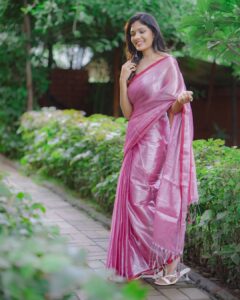 Suruchi Adarkar Instagram - 🩷🤍

Makeup @visagemakeover
Hair @balikatandale.makeupartist 
Saree by @lavanyaoxidised_and_handlooms
Photography @rvphotography78
Location @hotel_chul_angan
Managed by @wechitramedia @n.i.d.s_
