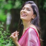 Suruchi Adarkar Instagram - छू के फानूस गुजरती है सबा जब घर से तेरी आवाज़ के छींटे से छिड़क जाते हैं गुदगुदाने से तू ऐसे ही हँसा करती है।🌷✨ #happyvibes #gratitude . . . . . . . Makeup @visagemakeover Hair @balikatandale.makeupartist Saree by @lavanyaoxidisedandhandloom Photography @rvphotography78 Location @hotel_chul_angan Managed by @wechitramedia @n.i.d.s_ #happyme #blessed #SuruchiAdarkar