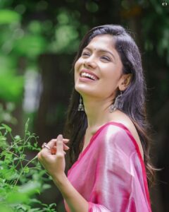 Suruchi Adarkar Instagram - छू के फानूस गुजरती है सबा जब घर से
तेरी आवाज़ के छींटे से  छिड़क जाते हैं 
गुदगुदाने से तू  ऐसे ही हँसा करती है।🌷✨
#happyvibes
#gratitude
.
.
.
.
.
.
.
Makeup @visagemakeover
Hair @balikatandale.makeupartist 
Saree by @lavanyaoxidisedandhandloom
Photography @rvphotography78
Location @hotel_chul_angan
Managed by @wechitramedia @n.i.d.s_

#happyme #blessed #SuruchiAdarkar