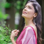 Suruchi Adarkar Instagram - छू के फानूस गुजरती है सबा जब घर से तेरी आवाज़ के छींटे से छिड़क जाते हैं गुदगुदाने से तू ऐसे ही हँसा करती है।🌷✨ #happyvibes #gratitude . . . . . . . Makeup @visagemakeover Hair @balikatandale.makeupartist Saree by @lavanyaoxidisedandhandloom Photography @rvphotography78 Location @hotel_chul_angan Managed by @wechitramedia @n.i.d.s_ #happyme #blessed #SuruchiAdarkar