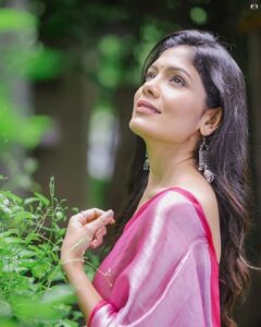 Suruchi Adarkar Instagram - छू के फानूस गुजरती है सबा जब घर से
तेरी आवाज़ के छींटे से  छिड़क जाते हैं 
गुदगुदाने से तू  ऐसे ही हँसा करती है।🌷✨
#happyvibes
#gratitude
.
.
.
.
.
.
.
Makeup @visagemakeover
Hair @balikatandale.makeupartist 
Saree by @lavanyaoxidisedandhandloom
Photography @rvphotography78
Location @hotel_chul_angan
Managed by @wechitramedia @n.i.d.s_

#happyme #blessed #SuruchiAdarkar