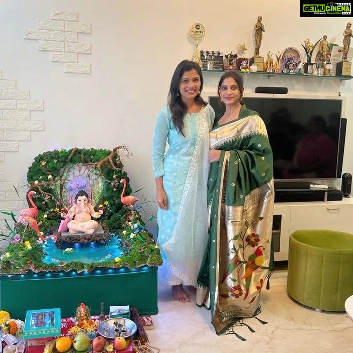 Suruchi Adarkar Instagram - When friends as family unite.. Posting love 💕🧿🌺🩷✨ #happyvibes #gratitude #bappa #friends #faith #love #happines #SuruchiAdarkar
