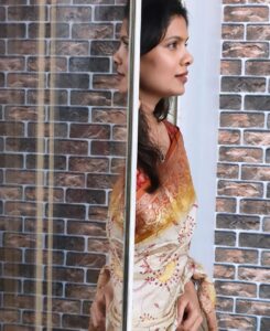 Suruchi Adarkar Instagram - Time to reflect ✨
📸 @gaurishkilledar_official ❤️
#happyvibes
#gratitude
#godsfavchild
#monday