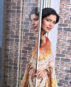 Suruchi Adarkar Instagram - Time to reflect ✨
📸 @gaurishkilledar_official ❤️
#happyvibes
#gratitude
#godsfavchild
#monday
