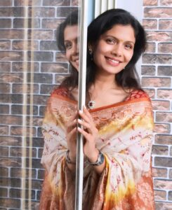Suruchi Adarkar Instagram - Time to reflect ✨
📸 @gaurishkilledar_official ❤️
#happyvibes
#gratitude
#godsfavchild
#monday
