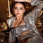 Surveen Chawla Instagram - It don’t mean a thing if it ain’t got that bling! 😉✨ For the #IndustryLeadersAwards @brandempower.in Makeup by @tush_91 Hair by @gohar_shaikh Outfit - @neeturohra_india Earrings - @tuula.jewellery Rings - @mnsh.design @studiometallurgy Heels - @giuseppezanotti Styled by @sukritigrover Styling Team : @vanigupta.23 @harshitadaga01 @bitofbash 📸 : @visualaffairs_va