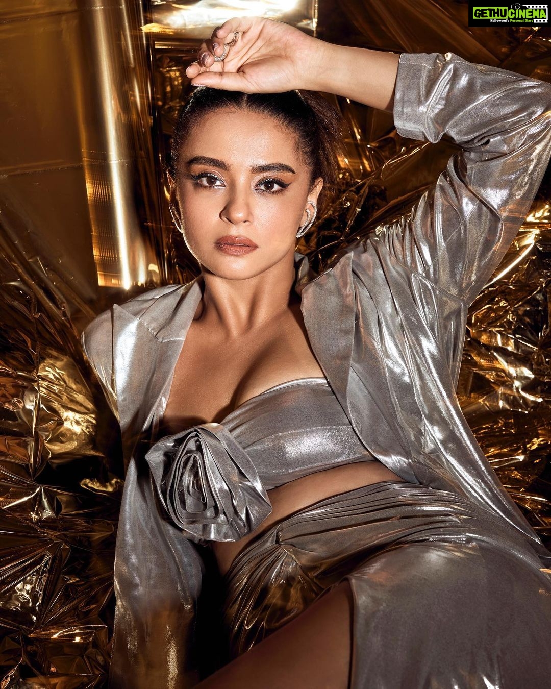 Surveen Chawla Instagram - It don’t mean a thing if it ain’t got that bling! 😉✨ For the #IndustryLeadersAwards @brandempower.in Makeup by @tush_91 Hair by @gohar_shaikh Outfit - @neeturohra_india Earrings - @tuula.jewellery Rings - @mnsh.design @studiometallurgy Heels - @giuseppezanotti Styled by @sukritigrover Styling Team : @vanigupta.23 @harshitadaga01 @bitofbash 📸 : @visualaffairs_va