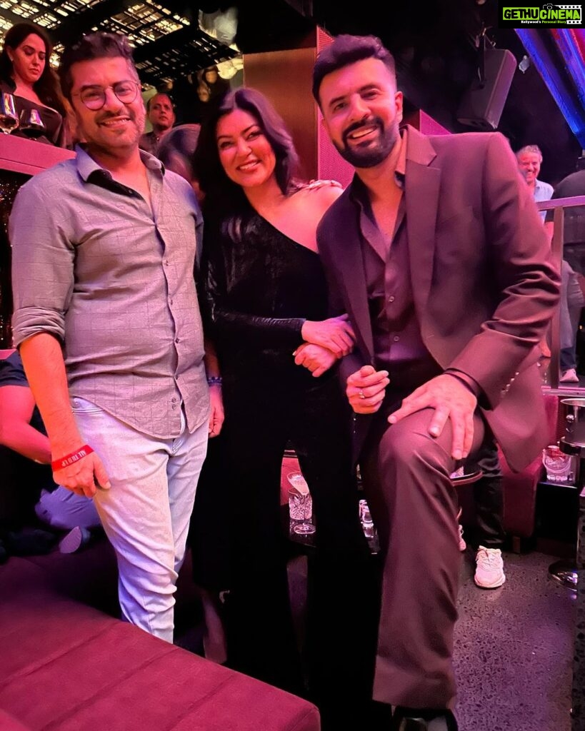Sushmita Sen Instagram - Congratulations to my friend @ritik_bhasin & his partners at the launch of yet another rocking place #TheRibbinRoom 🤗❤️ What a fun evening & fabulous hospitality!! Loved catching up with cool people & old friends!! Thank you all for an amazing evening!!!😁💃🏻❤️🎶 #sharing #moments #friends #weekendvibes #happiness @atulmongia @ritik_bhasin @priyankakhimani @kimsharmaofficial @anushasdandekar @mushtaqshiekh I love you guys!!! #duggadugga 😁😍💋