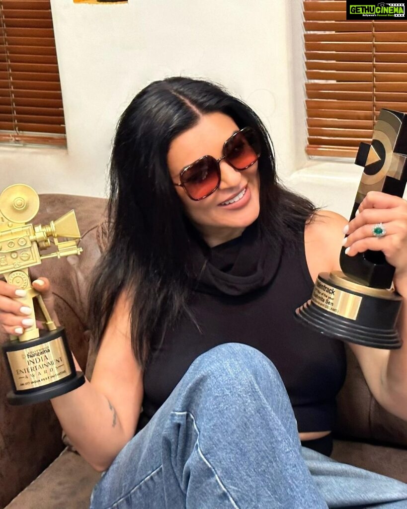 Sushmita Sen Instagram - What a wonderful beginning to #birthdaymonth 😁👊🤗❤️💃🏻 Thank you @talentrackofficial for appreciating #taali love the #award 🙏 Congratulations #teamtaali this makes it two awards back to back!!!😀🥳💃🏻 #blessed There could’ve been no one better than you @viacom18 to receive this honour on my behalf…one of the best teams I’ve had the pleasure to work with!!! 🤗❤️👊 Thank you for #Taali 😊💃🏻 I love you guys!!! #happiness #gratitude #duggadugga 🥰🙏💃🏻 #ottstaroftheyearaward #taali @ravijadhavofficial @shreegaurisawant #teamtaali ❤️👏