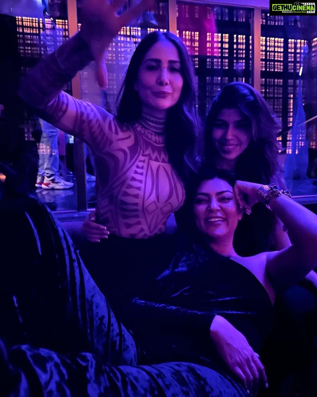 Sushmita Sen Instagram - Congratulations to my friend @ritik_bhasin & his partners at the launch of yet another rocking place #TheRibbinRoom 🤗❤️ What a fun evening & fabulous hospitality!! Loved catching up with cool people & old friends!! Thank you all for an amazing evening!!!😁💃🏻❤️🎶 #sharing #moments #friends #weekendvibes #happiness @atulmongia @ritik_bhasin @priyankakhimani @kimsharmaofficial @anushasdandekar @mushtaqshiekh I love you guys!!! #duggadugga 😁😍💋