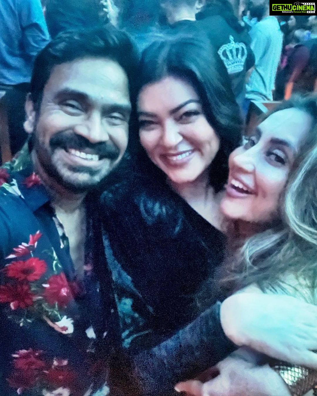 Sushmita Sen Instagram - Congratulations to my friend @ritik_bhasin & his partners at the launch of yet another rocking place #TheRibbinRoom 🤗❤️ What a fun evening & fabulous hospitality!! Loved catching up with cool people & old friends!! Thank you all for an amazing evening!!!😁💃🏻❤️🎶 #sharing #moments #friends #weekendvibes #happiness @atulmongia @ritik_bhasin @priyankakhimani @kimsharmaofficial @anushasdandekar @mushtaqshiekh I love you guys!!! #duggadugga 😁😍💋