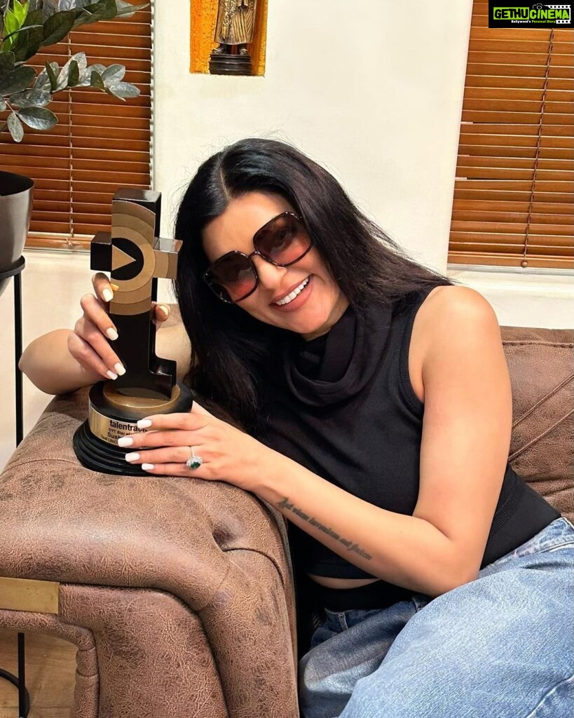 Sushmita Sen Instagram - What a wonderful beginning to #birthdaymonth 😁👊🤗❤️💃🏻 Thank you @talentrackofficial for appreciating #taali love the #award 🙏 Congratulations #teamtaali this makes it two awards back to back!!!😀🥳💃🏻 #blessed There could’ve been no one better than you @viacom18 to receive this honour on my behalf…one of the best teams I’ve had the pleasure to work with!!! 🤗❤️👊 Thank you for #Taali 😊💃🏻 I love you guys!!! #happiness #gratitude #duggadugga 🥰🙏💃🏻 #ottstaroftheyearaward #taali @ravijadhavofficial @shreegaurisawant #teamtaali ❤️👏