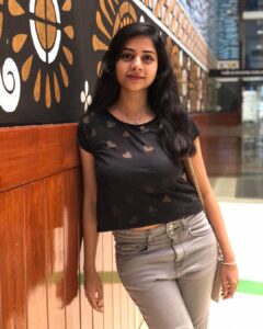 Suza Kumar Instagram - Owning yourself is the best thing u can do for you ❤️
Above all those “but ,if nd others opinion”✌🏼
 Itz just you vs you in the end ! 🖤
.
#youmatter #livelovelaugh #youvsyou #ownyourlife #onelife #livethelifeyoulove 🖤✨