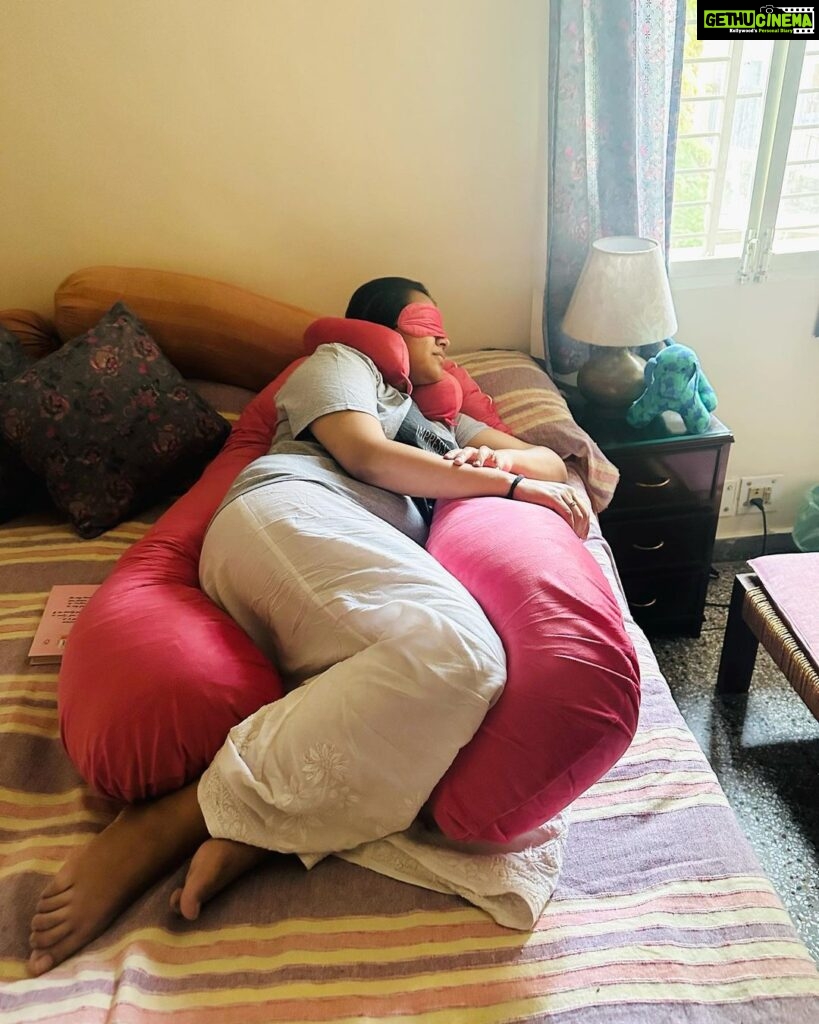 Swara Bhaskar Instagram - A real pregnancy blessing - this pregnancy pillow from @quiltcomfort ! 🤗💜✨ Made all those uncomfortable third trimester nights bearable, also discovered that it’s great comfort for my tired post partum back!!! So still using it :) To- be Mommas… this #quiltcomfort #pregnancypillow is a MUST HAVE! Also makes for a great baby shower or pregnancy announcement gift! 💖 #triedandtested #pregnancydiaries #pregnancy #pregnancyhacks #swarabhaskar #swarabhasker