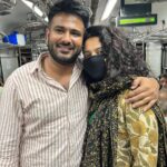 Swara Bhaskar Instagram - Hi @fahadzirarahmad ! I once told you I don’t like roses. One year ago you searched all of Bombay but didn’t find the elusive Nargis .. you brought these flowers instead.. I’d say they worked 😍🤗❤️ Look where your modest blooms brought us🤓💜 #notananniversarypost