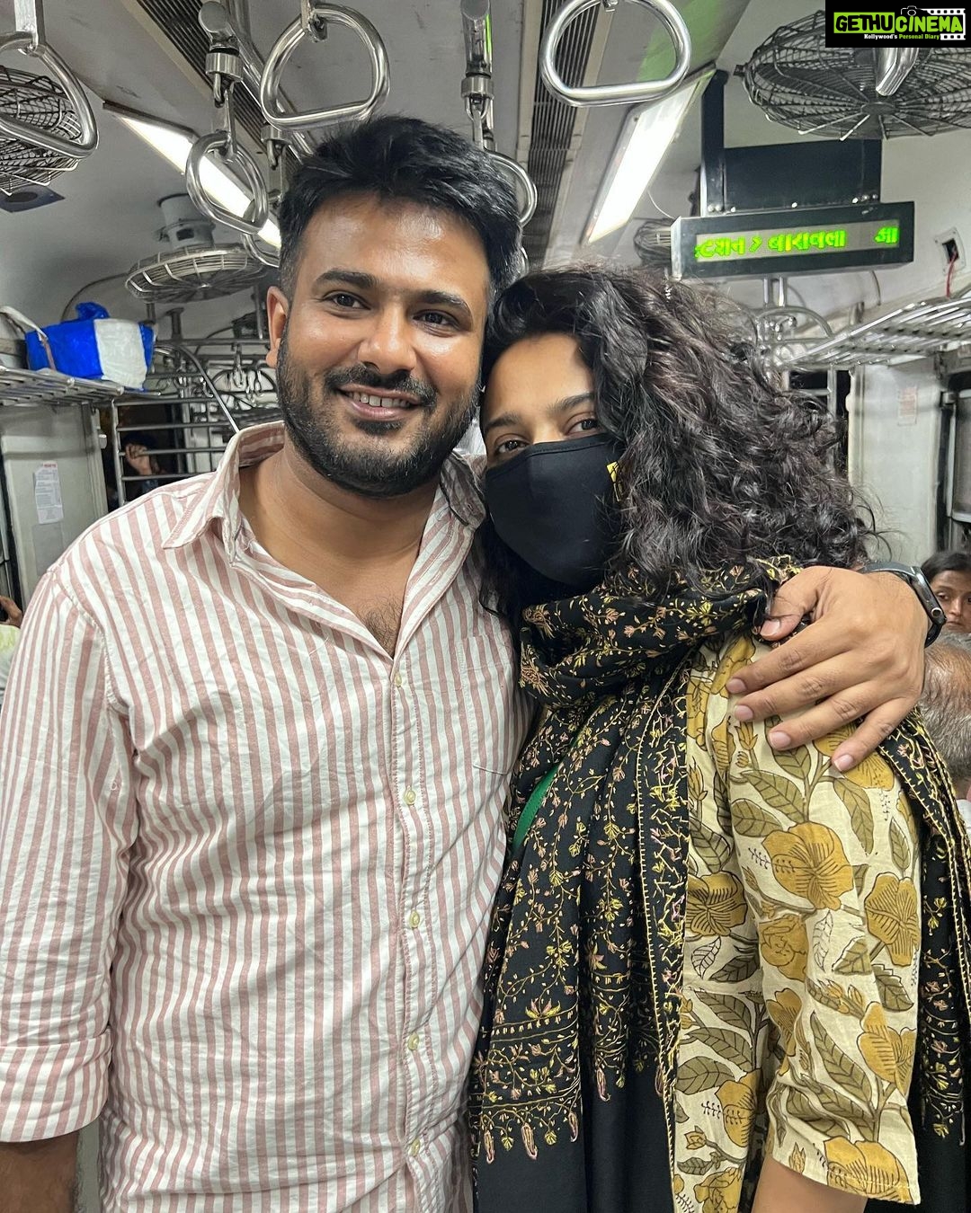 Swara Bhaskar Instagram - Hi @fahadzirarahmad ! I once told you I don’t like roses. One year ago you searched all of Bombay but didn’t find the elusive Nargis .. you brought these flowers instead.. I’d say they worked 😍🤗❤️ Look where your modest blooms brought us🤓💜 #notananniversarypost