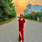 Swastika Dutta Instagram - Opacoraphile,sunset lovers 🫶🏻🌅🧿 #nevergotoolongwithoutwatchingasunset❣️ #sunsetsgram #instagramupload #clicked #photography #casuallook #sunsetlook☀️
