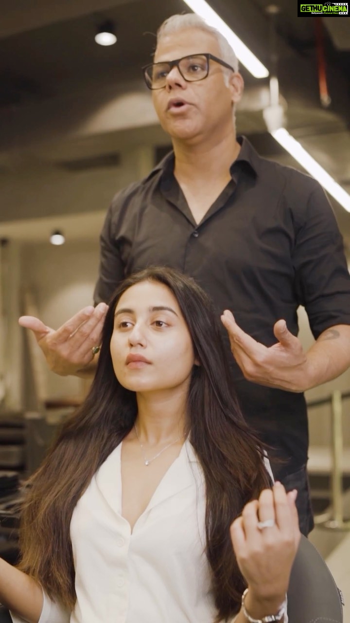 Swastika Dutta Instagram - Get ready to experience the future of hair color, where beauty meets technology! 🤍✨ A huge shoutout to my hair expert @ramanbhardwajofficial from @anjohnsalons for introducing me to the innovative iNOA ID app by @lorealpro_education_india This app has a virtual try on feature, allowing you to experiment with various hair color shades virtually before deciding on your next look! ✨ iNOA hair color is enriched with the goodness of oil, is ammonia-free and vegan-friendly, How amazing is that? ✨ I’m absolutely smitten with my new hair 🤎✨ Book your appointment at the nearest L’Oreal Professionnel salon and get ready to #RendezvousWithFutureYou! #lorealprofindia #lorealprofindia #inoahaircolor #haircolor #inoa #inoaindia #futureofhairdesign @lorealpro #hairbyanjohnsalons #ramanbhardwajofficial #hairmakeover #creativedirector #anjohnsalonsindia #anjohnsalons