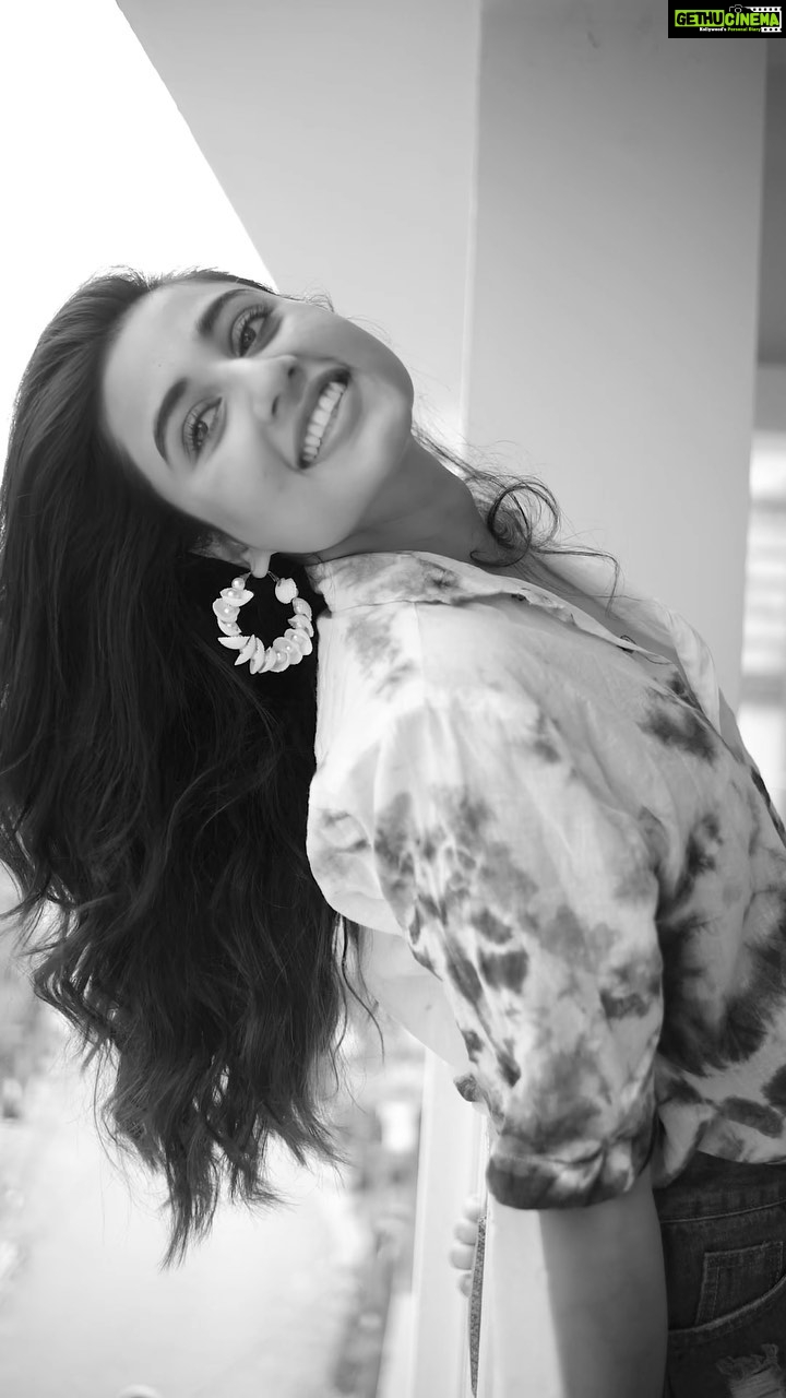 Swastika Dutta Instagram - पहले प्यार दी पहली कहानी… 🩶 Videography @tales_by_suvyn 👌🏻 Styled by @neelsaha_styled_by_blue ❤️ Makeup & Hair-do by @sonam_makeupartist ☺️ . . . #trendingsongs #reelsindia #instareels #instamood #withyoutrend #songthathasavibe #candidshots #mood #actress #tollywood #swastikadutta #instamusic #vibecheck