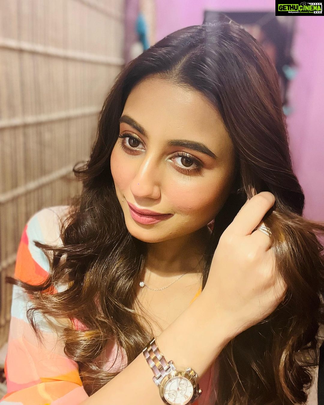 Swastika Dutta Instagram - 🍭💗🌸 and some random 🤳🏼 #eventlook #devievents #makeuponpoint❤️ #simplestyle #keepitnatural #keepitsimple #loveformirrorselfies #smiles #smilesformiles #instafashion #instaupload #actress #swastikadutta Makeup credits @baban.islam.54 😘