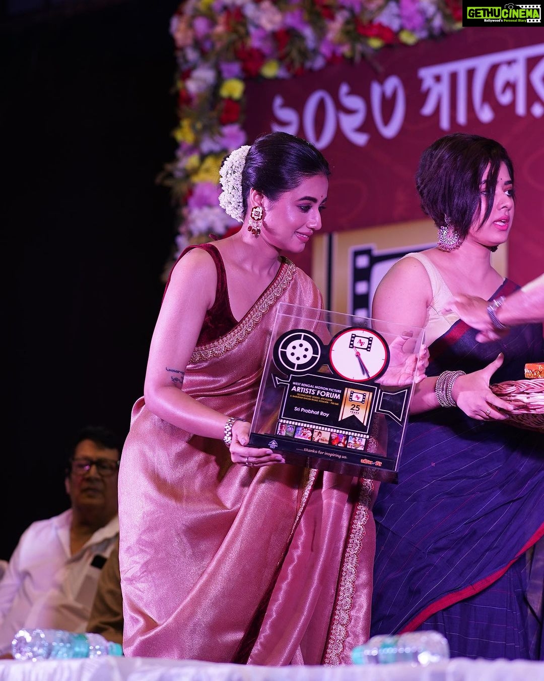 Swastika Dutta Instagram - Lately,some genuine candids ! 🥰💐 Moments captured by @sahil_paswan_2646_ 🤗 Wearing @bohurupi_santiniketan & @rabhisek ❤️ Makeup & Hair-do by @meghna_make_up_artist 😘 . . . . #artistforum25yearscelebration #stagelove #blessed #actor #sareelove #loveforcandidshots❤️ #beyoutiful #🌹