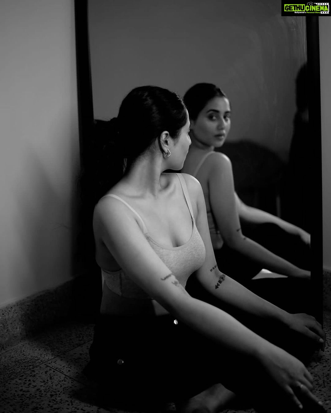Swastika Dutta Instagram - Would you 🩶 #instafashion #justmonochromethings #mirrorreflections #reflectionofwhatyoufeelinginside #instamusic #oneofmyfavourites🎵 #Rcity&Adamlevine🎤 #thisversionofthesong❤️ #instaupload #songoftheweek #mood #photoshoot #expressions #tollywood #actress #swastikadutta