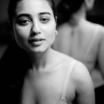Swastika Dutta Instagram – बोलें तेरी सोणी सोणी अक्खां मस्तानियां… 🩶

Captured by @saurabhbasu 
Styled by @neelsaha_styled_by_blue 
Makeup & Hair-do by @sonam_makeupartist 

#loveformonochromes📸 #fashionshoot #stylestatement #thisversionofthesong❤️ #instafashion #instaupload #casualstatements #casualfashion #sundaymood #songoftheweek #tollywood #actress #swastikadutta #expressions #oneofmyfavouritepictures❤️ #vibes #beyou