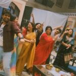 Swastika Dutta Instagram – আমাদের এলোমেলো বন্ধুত্ব 💛 

#fromthesets #thatswhaticallateam #bonding🧿 #tomarkholahaowa #gonnamissit🥲🙂🥰 #tollywoood #instareels #bengalisong #instamusic 

@tathagata_mukherjee @debanjan_here @srabantibanerjee1000 

@zackyforu our DOP,after several takes!! 😡