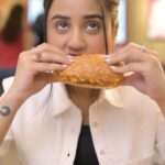 Swastika Dutta Instagram – Tell me you have a younger sister, without telling me you have a younger sister. 🥲🫠 

But now thanks to @kfcindia_official’s all- new Snackers range at INR 99, I can finally say BACH GAYE!! Paise bhi, aur iski awkward situations se bhi! 🤌🍗 

#KFCSnackers #SnackersAt99 #BachGaye #Collab #AD