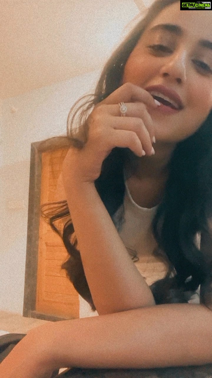 Swastika Dutta Instagram - haaye oye π #thatswhaticallvibeinglyrically π #playlistcheck #oldplaylistlove #instaupload #instareels #instavibes #moodkoibhihoganasuno β€οΈ #tollywood #actress #expression #swastikadutta #inbetweenwork #filtercheck #somedaysyouneedfilterstoo π