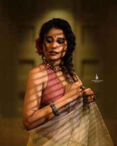 Swastika Dutta Instagram - কোন বা দেশে থাকে ভোমরা
কোন বাগানে বসে,
কোন বা ফুলের মধু খাইতে 
উইড়া উইড়া আসে,
দেখিতে সোনার নাগর গো
চান্দেরও সমান…. 

Captured by @sarkardebarshi19 
Styled by @neelsaha_styled_by_blue 
Makeup & Hair-do by @makeupartist_bhaskarbiswas 
Wearing @sayantighoshdesignerstudio 

#sareelove #bengalivibes #loveforsarees #lyricsofthissong💘 #tollywood #actress #swastikadutta #fashionshoot #ethnicshoot #photography #shadowgraphy