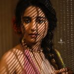 Swastika Dutta Instagram - কোন বা দেশে থাকে ভোমরা কোন বাগানে বসে, কোন বা ফুলের মধু খাইতে উইড়া উইড়া আসে, দেখিতে সোনার নাগর গো চান্দেরও সমান…. Captured by @sarkardebarshi19 Styled by @neelsaha_styled_by_blue Makeup & Hair-do by @makeupartist_bhaskarbiswas Wearing @sayantighoshdesignerstudio #sareelove #bengalivibes #loveforsarees #lyricsofthissong💘 #tollywood #actress #swastikadutta #fashionshoot #ethnicshoot #photography #shadowgraphy