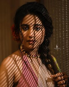 Swastika Dutta Instagram - কোন বা দেশে থাকে ভোমরা কোন বাগানে বসে, কোন বা ফুলের মধু খাইতে উইড়া উইড়া আসে, দেখিতে সোনার নাগর গো চান্দেরও সমান…. Captured by @sarkardebarshi19 Styled by @neelsaha_styled_by_blue Makeup & Hair-do by @makeupartist_bhaskarbiswas Wearing @sayantighoshdesignerstudio #sareelove #bengalivibes #loveforsarees #lyricsofthissong💘 #tollywood #actress #swastikadutta #fashionshoot #ethnicshoot #photography #shadowgraphy