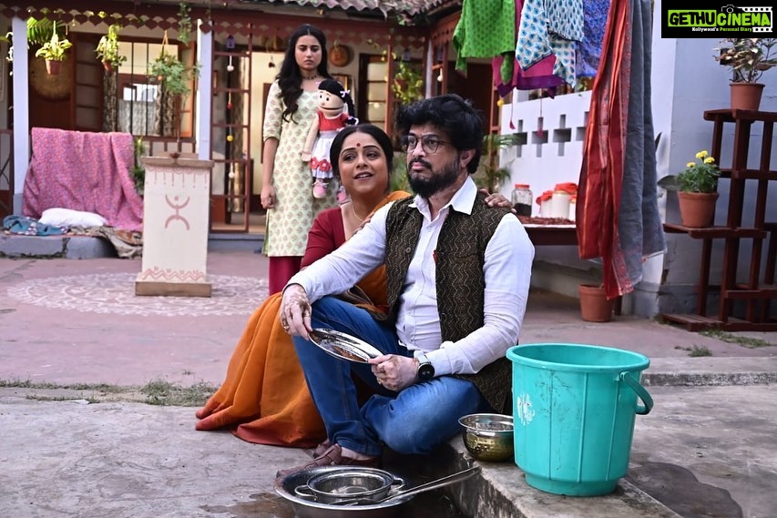 Swastika Dutta Instagram - Love what you Do Do what you Love 💛 When you enjoy going to work,When you Love your character,When you Love your Team,When you Love your show..it automatically brings you result.. 😇😍💛 💛- “ঝিলমিল-uncut” #afternoonslot #megaserial #tomarkholahaowa #toppingtheTRPcharts #slotleader #jhilmil #ventriloquist #youngestmotherinlaw #tollywood #actress #swastikadutta
