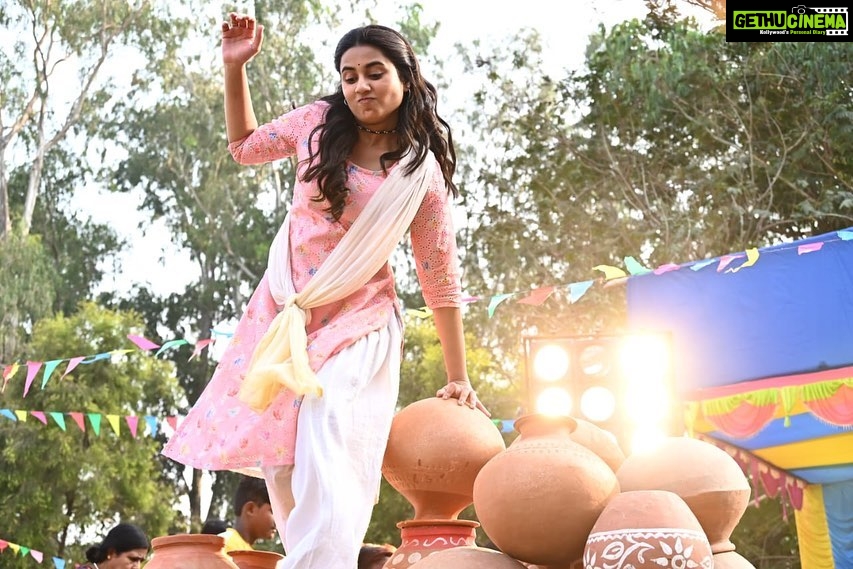 Swastika Dutta Instagram - Love what you Do Do what you Love 💛 When you enjoy going to work,When you Love your character,When you Love your Team,When you Love your show..it automatically brings you result.. 😇😍💛 💛- “ঝিলমিল-uncut” #afternoonslot #megaserial #tomarkholahaowa #toppingtheTRPcharts #slotleader #jhilmil #ventriloquist #youngestmotherinlaw #tollywood #actress #swastikadutta