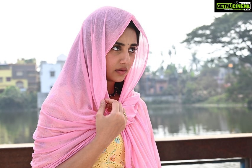 Swastika Dutta Instagram - Love what you Do Do what you Love 💛 When you enjoy going to work,When you Love your character,When you Love your Team,When you Love your show..it automatically brings you result.. 😇😍💛 💛- “ঝিলমিল-uncut” #afternoonslot #megaserial #tomarkholahaowa #toppingtheTRPcharts #slotleader #jhilmil #ventriloquist #youngestmotherinlaw #tollywood #actress #swastikadutta