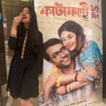 Swastika Dutta Instagram - the two most sweetest co-actors ♥️♥️ @ritabhari_chakraborty @itsmeabirchatterjee 😍🥰🎥🍰👏🏻🎉 #25SuccessfulFatafatiDays #blessedactor #keepthlovecoming💙#windowsproduction #bigscreenreleasefatafati Inox, South City Mall, Kolkata