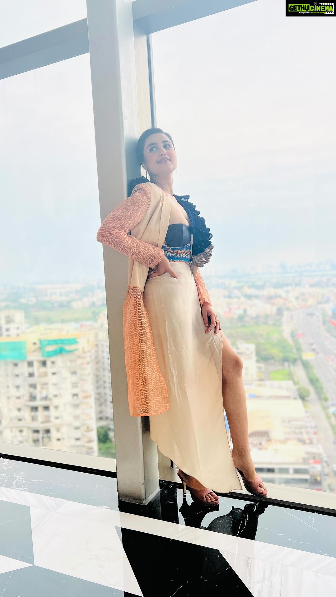 Swastika Dutta Instagram - got it,how i want it !! 🧚🏻♂️✨⭐️❤️ Wore @fashionabhishek #highfashion #walk #slay #instafashion #instamusic #trendysound #trendyreels #instagood #song #confidentwalks #promotionalshoot #fatafati #windowsproduction #bikisen #tollywood #swastikadutta❤️