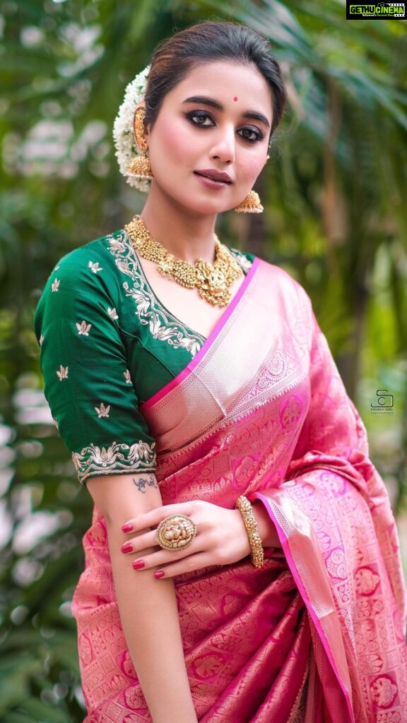Swastika Dutta Instagram - তোমাদের জন্য ষষ্ঠী সকাল…. শুভ হোক পুজো 🌸🙏❤️ Styled by @subrata4462 Wearing @shimontinii Makeup & Hair-do by @baban.islam.54 Videography by @souravchel.photography #metadurgapujosquad #pujoadda #durgapujo2023 #subhoshosthi #bengaliactress #instagreels #reelsindia #sareelover #festivevibes #positivity #actress #tollywoodactress #swastikadutta #sareefashion #ethnicwear #instagood #instalike