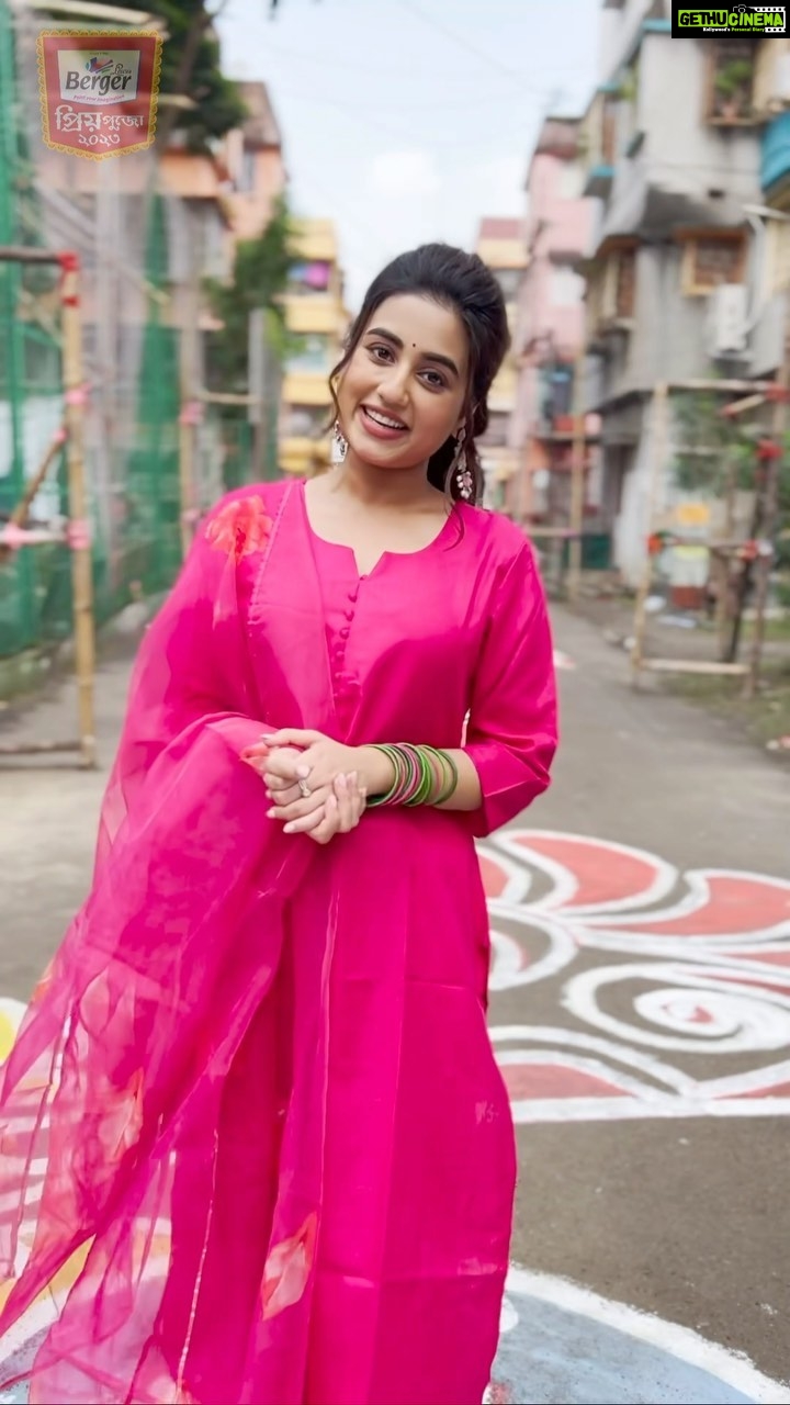 Swastika Dutta Instagram - উৎসবের রং এবার Berger-এর সঙ্গে! 🌸🌸🌸 #BergerAlponaContest is here !! Registration is now open ! Registration end date 16th October. Upload end date 18th October. Call on 8240870215 for registering!! #bergeralponacontest #bergerpriyopujo2023 #dhunuchinaach #maadurga