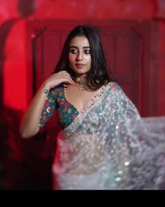Swastika Dutta Instagram - सीधा दिल पे निशाना लगा ?? 

Wearing @storeno.6 @srotoswinee 
Makeup & Hair-do by @arijit_kundu_makeup 
Clicked by @cine_tanmoy 
.
.
.

#unfilteredclicks #uneditiedphotography #candidshots #moodshots #sareelover #expressions #bollywoodsong #tollywood #actress #swastikadutta #fashionphotography #fashionshoot #instaupload #loveforcandidshots