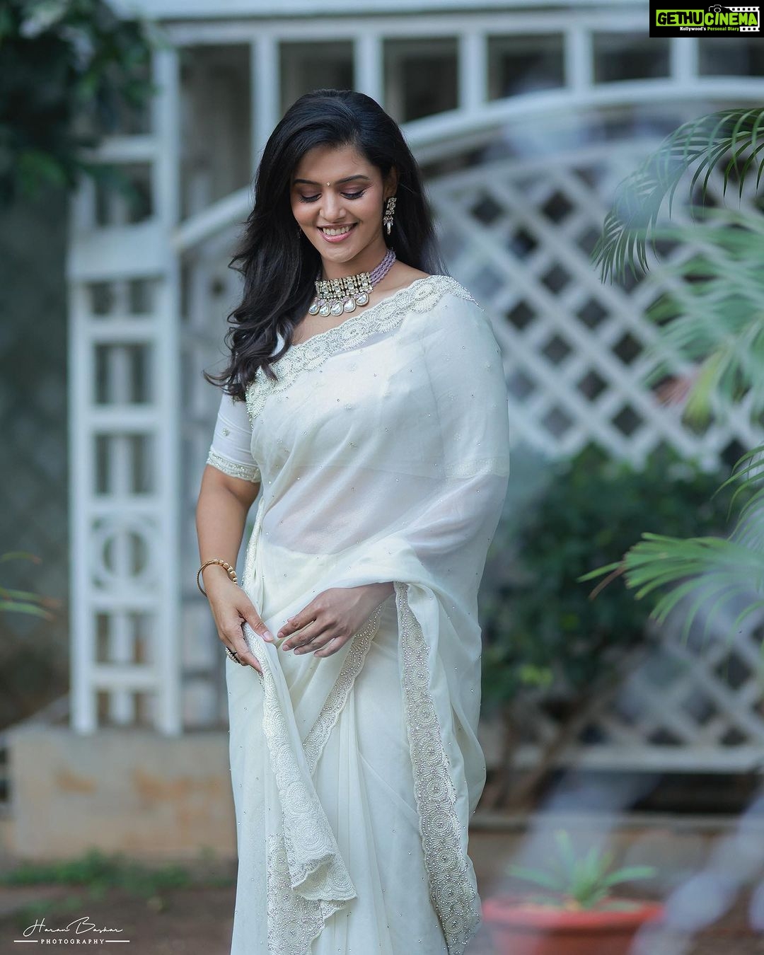 Swathishta Krishnan Instagram - Black or white ? 😉 . . . . #sareesforever