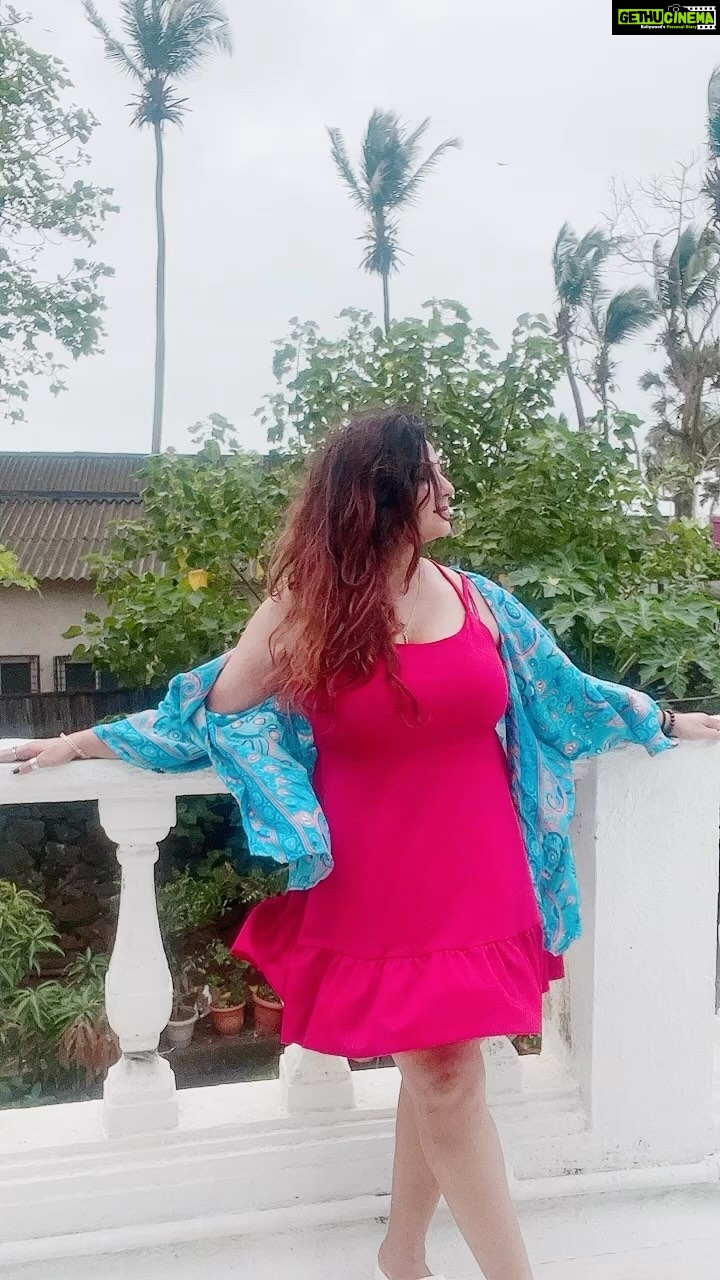 Sweety Chhabra Instagram - Mast hawa chali darte darte video end kiyA expression Badal Gaye ππππkahi Jyada hawa chal jaati to KyA hota π³π#trendingsongs #sexymausam #reddress #openhairstyle #mood #favoritesong #music #mehbooba #β€οΈ #bollywoodsongs #bollywoodstyle #reelsinstagram