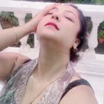 Sweety Chhabra Instagram - #barish #monsoon #trendingsongs #mood #reel #oldsongs #shahrukhkhan #urmilamatondkar #bollywood #favorite #sweetychhabra #bhojpuri #actress