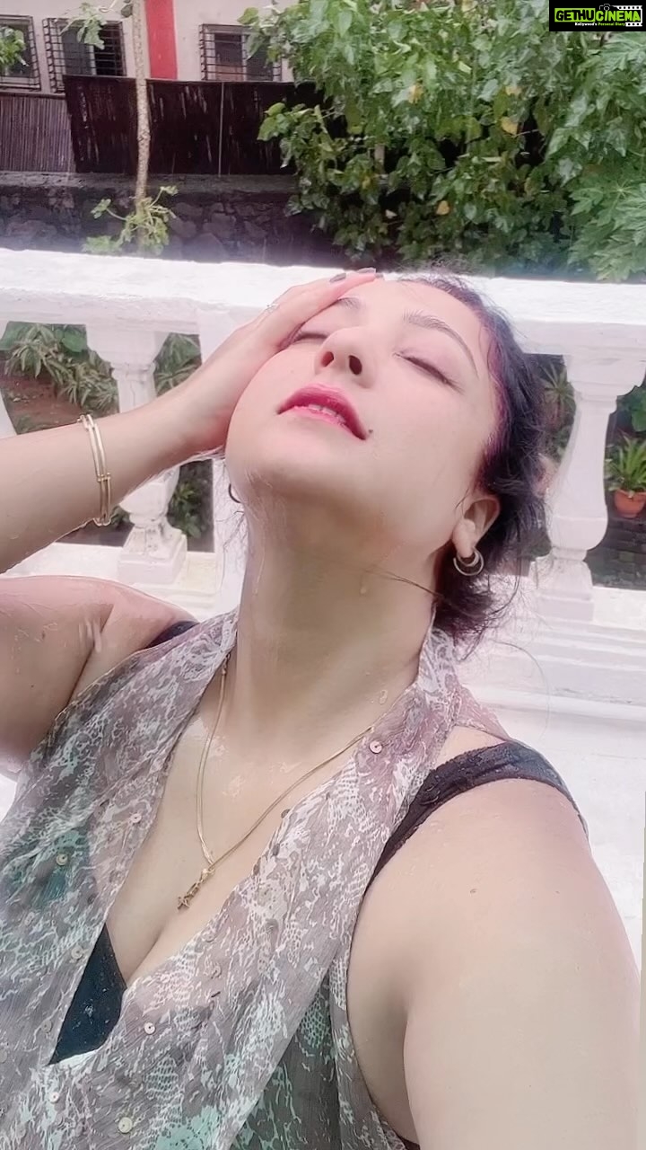 Sweety Chhabra Instagram - #barish #monsoon #trendingsongs #mood #reel #oldsongs #shahrukhkhan #urmilamatondkar #bollywood #favorite #sweetychhabra #bhojpuri #actress