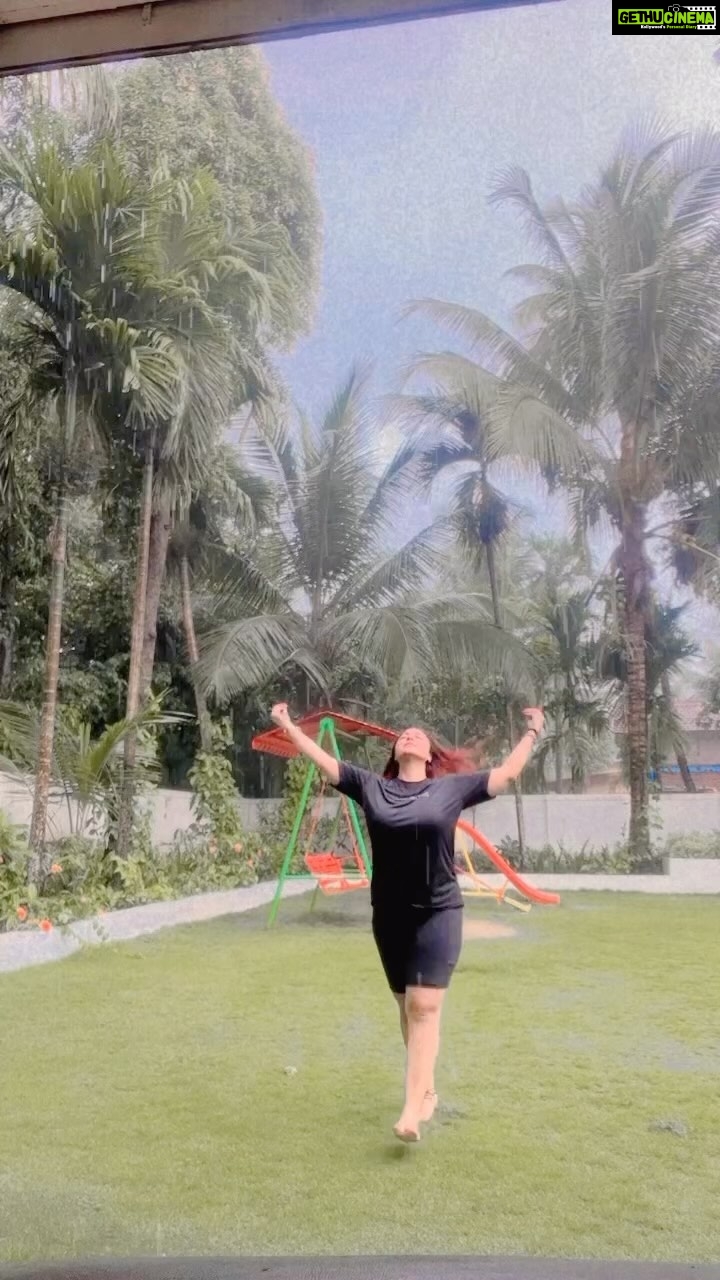 Sweety Chhabra Instagram - #barish #monsoon #trendingsongs #amitabhbachchan #masti #sundaymood☀️ #rain #holidays#newvideo #2023