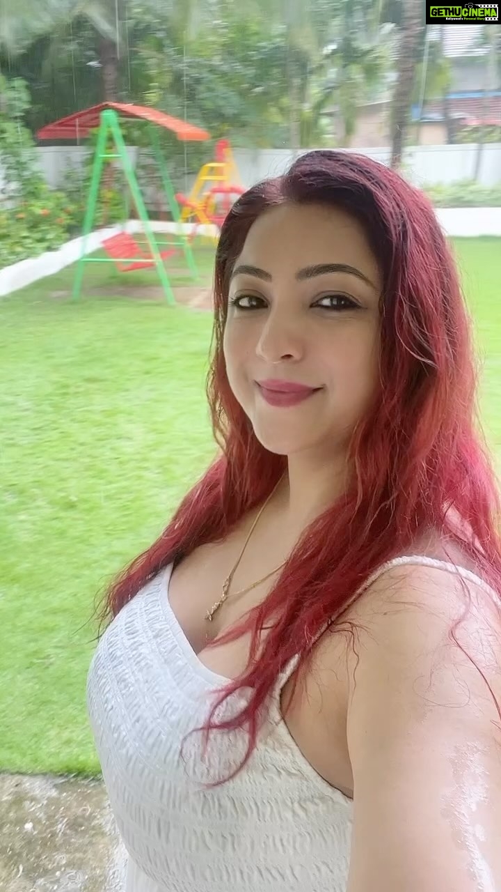 Sweety Chhabra Instagram - #monsoon #barish #trendingsongs #❤️ #whitedress #redhair #punjabisong #punjabikudi