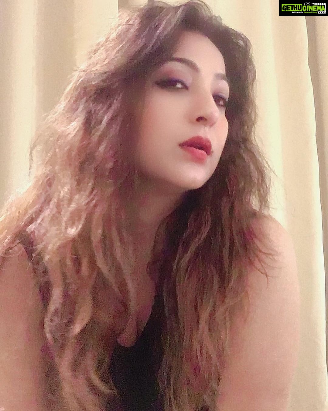 Sweety Chhabra Instagram - नज़र नज़र का फर्क है दोस्तो, किसी को ज़हर लगते हैं किसी को शहद।😉